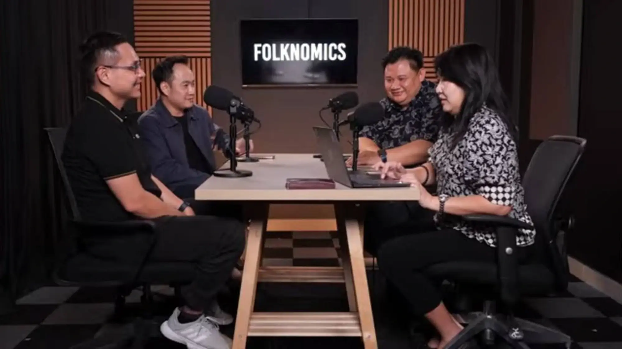 Wiwin Prawira, Melvin Mumpuni, Pak Johanes Wahyudi Edward dan Ibu Liza Camelia Suryanata di Folknomics Roundtables Edisi Saham ISSP